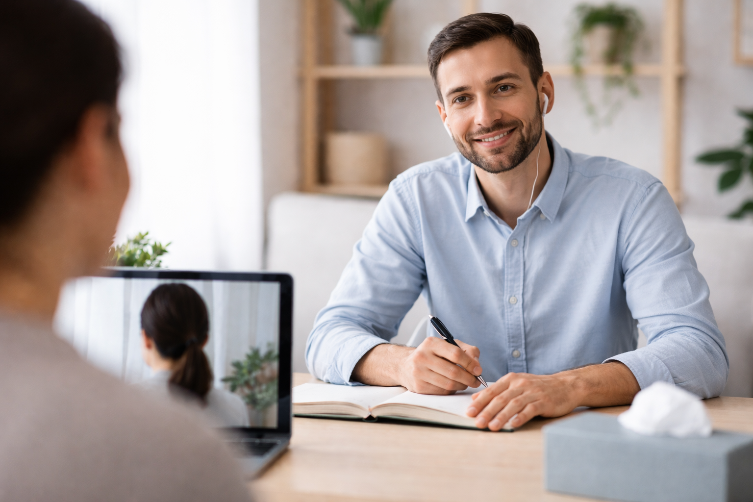 Psicólogo online en sesión de terapia virtual